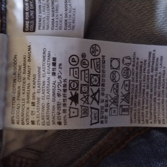 Levi's Distressed Hem Denim Shorts Size 4 - Picture 4 of 6